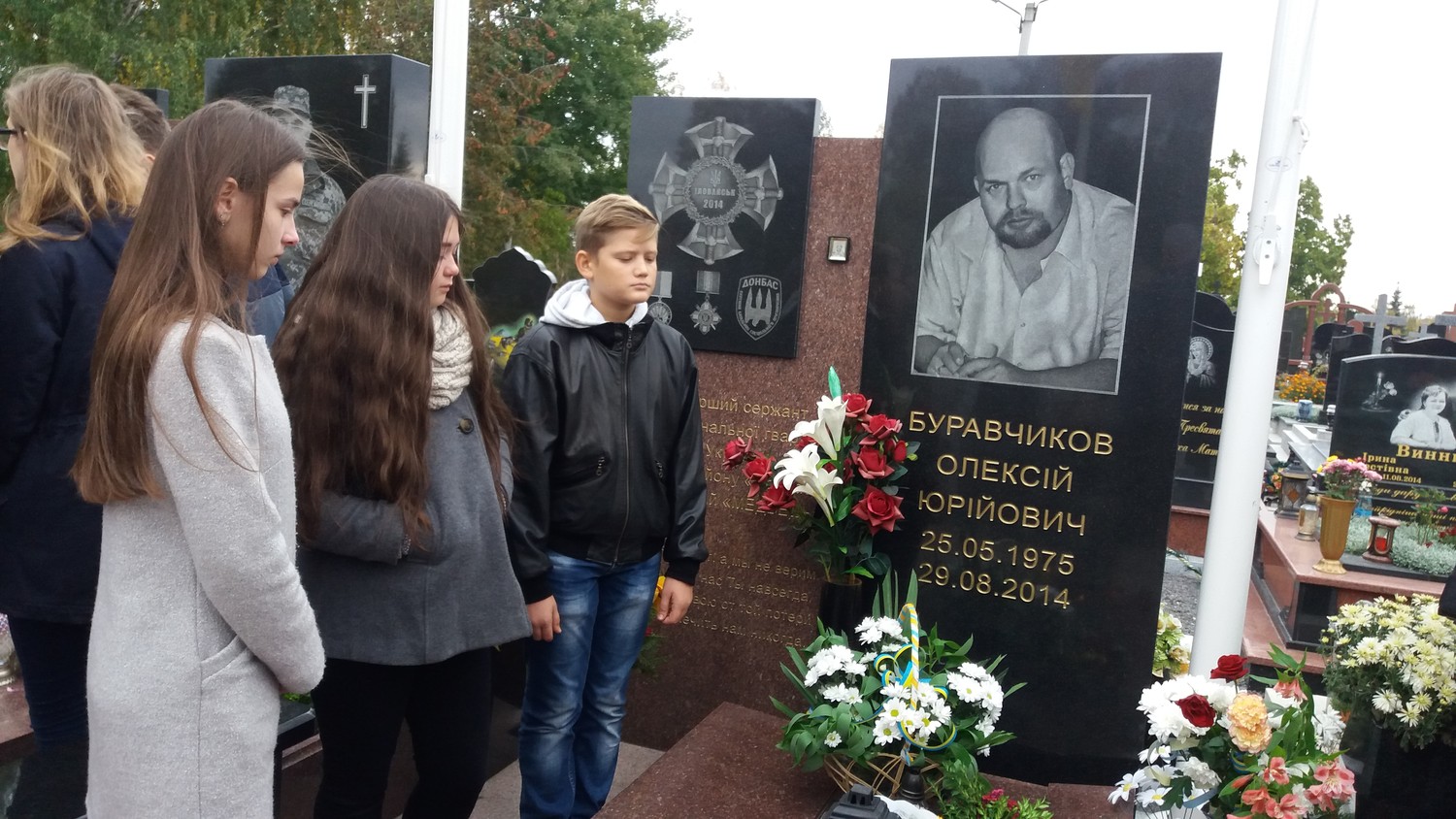 Покладання квітів до могили Олексія Буравчикова